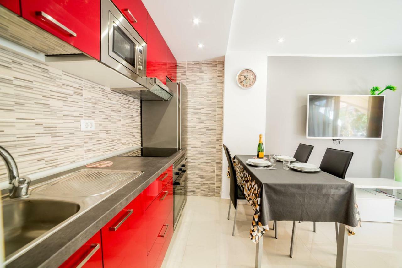 Un Dormitorio En Playa De Las Americas アデヘ エクステリア 写真