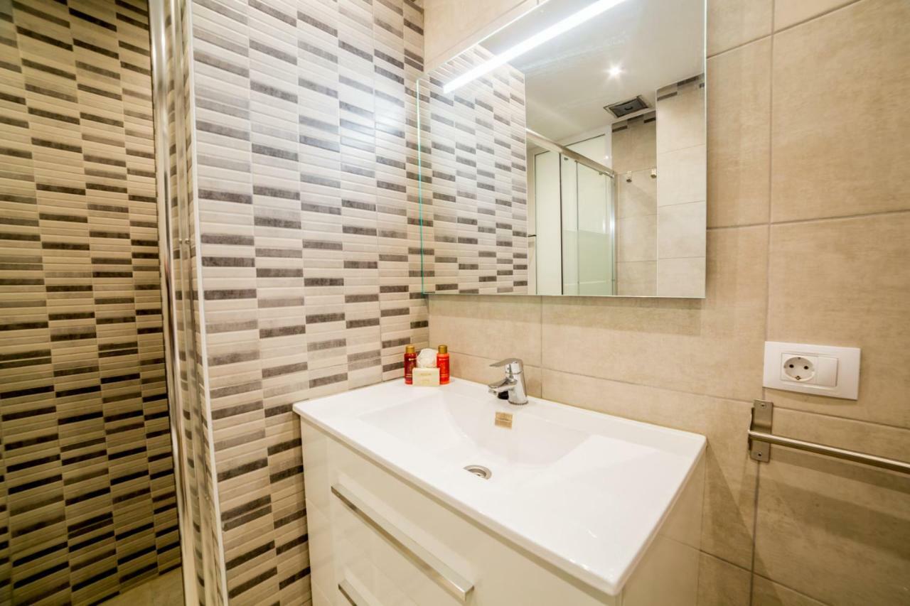 Un Dormitorio En Playa De Las Americas アデヘ エクステリア 写真